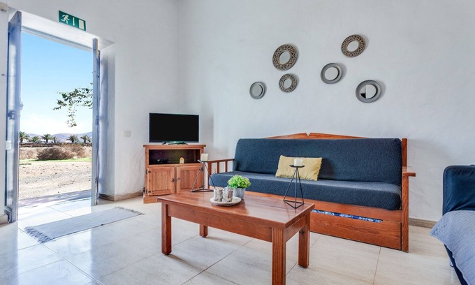 La Oliva House | Vacation Home 'Casa Del Cuartel Ii' with Private Terrace, Shared Garden and Wi-Fi