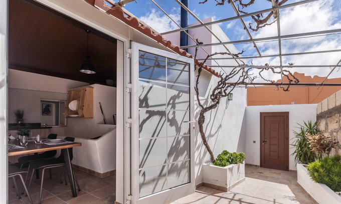 Santiago del Teide House | Vacation Home "Casa Jacinto" with Rooftop Terrace, Sea View, Mountain View & Wi-Fi