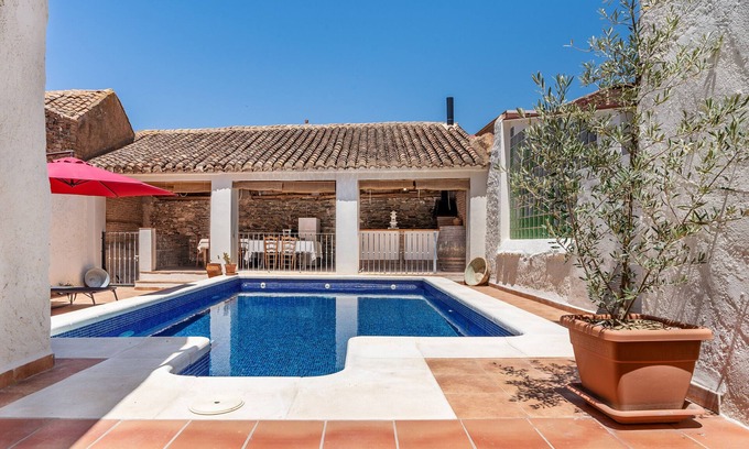 Niguelas House | Vacation Home "Casa Juan Y Loli" with Mountain View, Private Pool & Wi-Fi