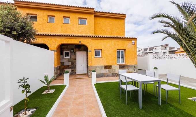 Geafond House | Vacation Home 'Casa Mela' with Private Terrace, Private Garden and Wi-Fi