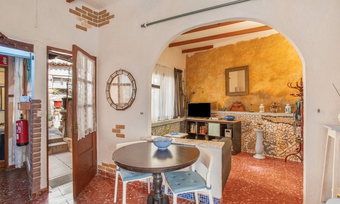 Telde House | Vacation Home 'Casa Rustica San Francisco 3' with Shared Terrace, Shared Garden and Wi-Fi