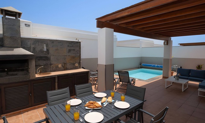 Playa Blanca House | Vacation Home 'De Los Suenos' with Mountain View, Private Pool and Wi-Fi