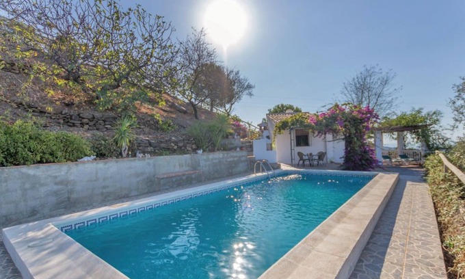 Sayalonga House | Vacation Home Encantadora Casa Rural piscina with Mountain & Sea View, Pool & Wi-Fi