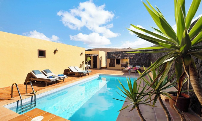 Tinajo House | Vacation Home "Finca Acequia" with Sea View, Private Pool & Wi-Fi