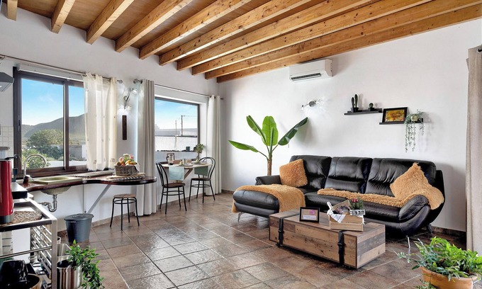 Teguise House | Vacation Home 'Guenia I' with Mountain View, Wi-Fi and Air Conditioning