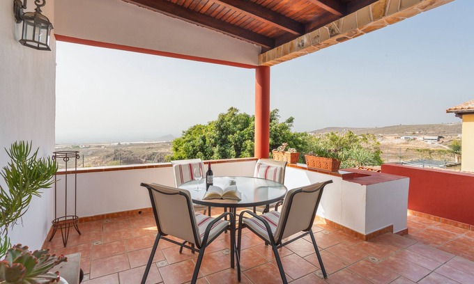 Granadilla de Abona House | Vacation Home 'Justo El Médano' with Sea View, Shared Terrace and Wi-Fi