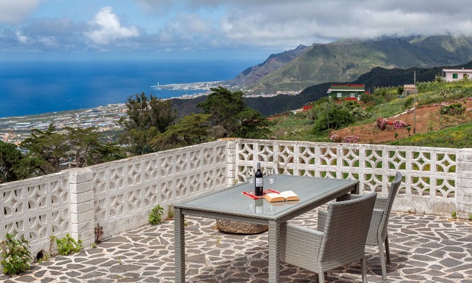Tacoronte House | Vacation Home 'Los Dragos Y Volcán' with Sea View, Private Terrace and Wi-Fi