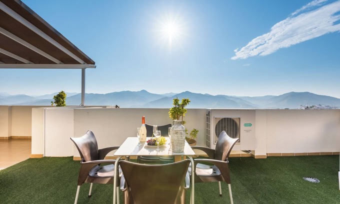 Alora House | Vacation Home "Mirador Del Guadalhorce" with Lake View, 2 Private Terraces & Wi-Fi