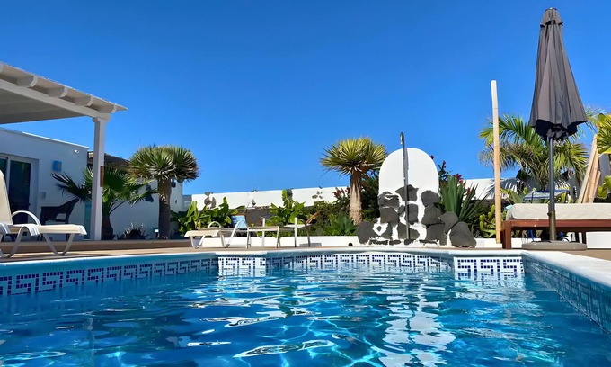 Playa Blanca House | Vacation Home 'Queen Papagayo Vetusta' with Private Pool, Wi-Fi and Air Conditioning