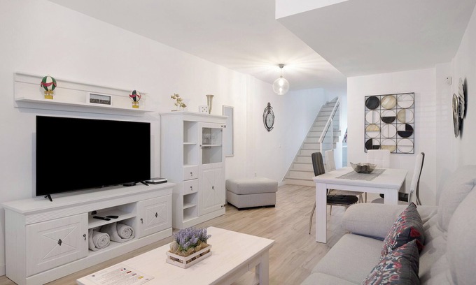 Arrecife House | Vacation Home "Reguemar" with Mountain View & Wi-Fi