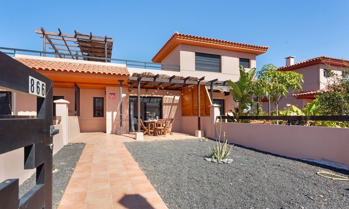 La Oliva House | Vacation Home 'Sweet Home Majanicho' with Sea View, Shared Pool and Wi-Fi