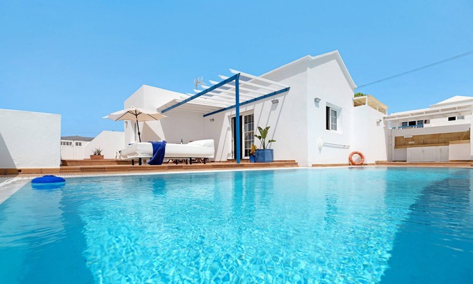 Arrieta Villa | Vacation Home 'Turqué' with Sea View, Pool & Wi-Fi