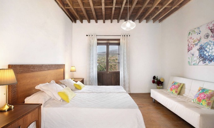 Villa de Arico House | Vacation Home "Villa Esperanza" with Mountain View, Private Terrace & Wi-Fi