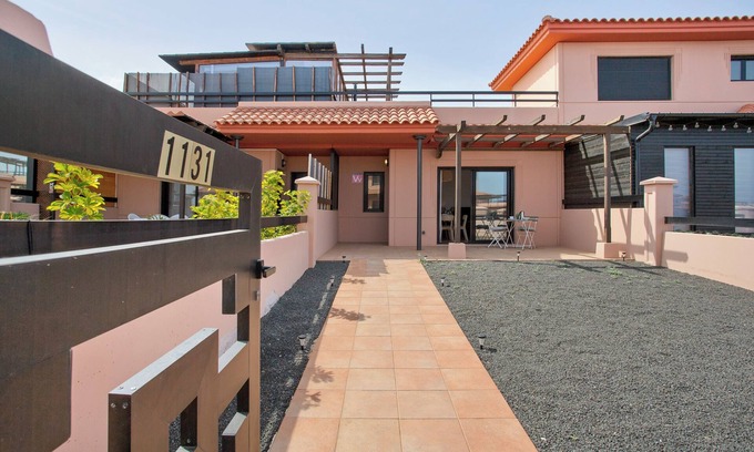 La Oliva House | Vacation Home "Villa Norteventura" with Mountain View, Shared Pool & Wi-Fi