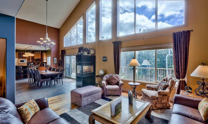 Sunburst Estates House | Vacation home with lots of amenities and convenient location to ski runs nearby