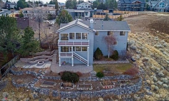 Reno House | VACATION IN ELEGANCE WITHIN FOUR MILES RENO'S ENTERTAINMENT DISTRICT