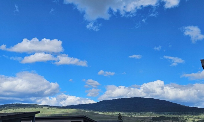 Central Okanagan House | Vacation in luxury ! A golfers Dream.Modern newly built modular home.