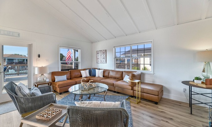 Jamaica Beach House | Vacation on the bay with Proximity to Beach and High-Speed WiFi- Turtle Haven