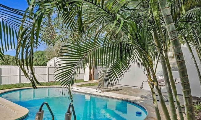 Driftwood House | Vacation pool home Tranquil