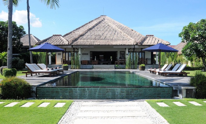 Dencarik Villa | Vacation rental on Bali, 10 persons luxury villa with private pool on the beach