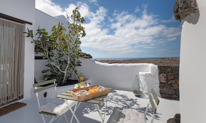 Arrecife Apartment | Vacation Studio 'Apartamento Pitaya' with Sea View, Wi-Fi and Air Conditioning