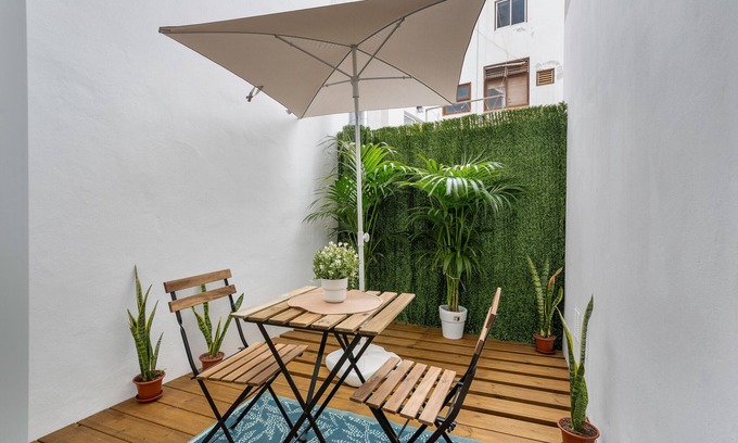 El Guincho Apartment | Vacation 'Suite 3 San Agustín 45' with Balcony and Wi-Fi