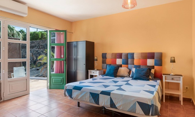 Yaiza Apartment | Vacation 'Suite Junior Con Vistas Al Jardin' with Mountain View, Wi-Fi and Air Conditioning