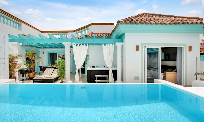 Corralejo Villa | Vacation Villa 'Orange Light with Private Pool' with Sea View, Wi-Fi and Air Conditioning