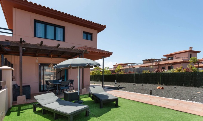 La Oliva Apartment | Vacation 'Vv Tindaya En Lajares' with Sea View, Shared Pool and Wi-Fi