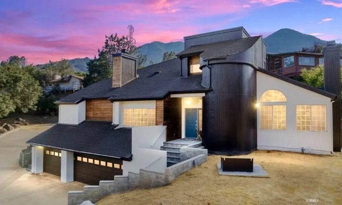 Kernville House | Valhalla House, Luxury Home, 1mi to Downtown, 4 BR, Game Room, Hot Tub, Backyard