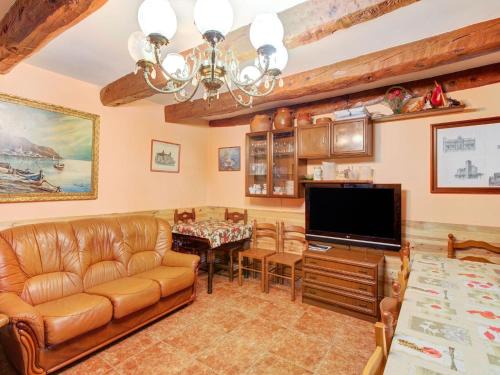 Montemayor de Pililla House | Valladolid Retreat with Terrace