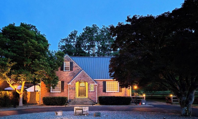 North Bend House | Valley Brickhouse - Hot Tub, Trails, EV Charger - 1 mile to Downtown