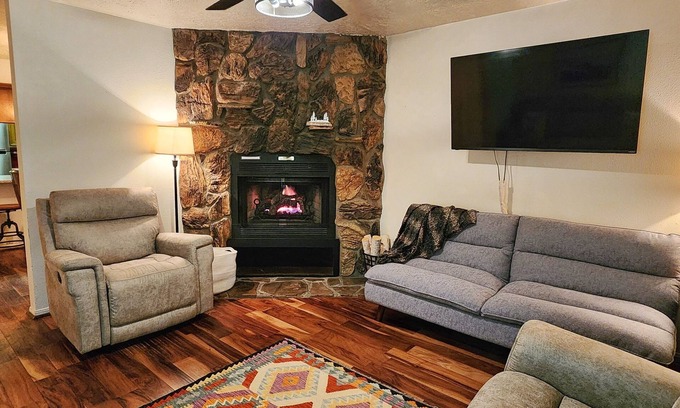 Red River House | Valley Condo 117 - Creekside - Wi-Fi - Hot Tub - Fireplace - Washer/Dryer - Pla
