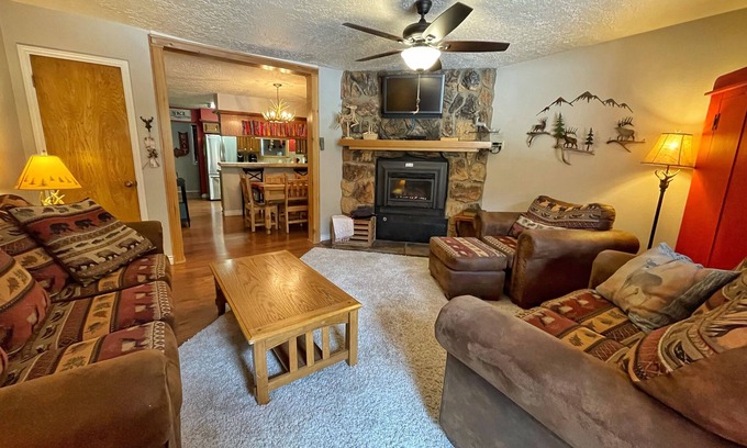 Red River House | Valley Condo 120 - Creekside - Wi-Fi - Hot Tub - Fireplace - Washer/Dryer - Play