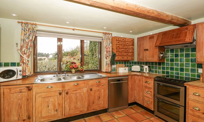 Leominster Cottage | VALLEY VIEW, character holiday cottage, with open fire in Leominster