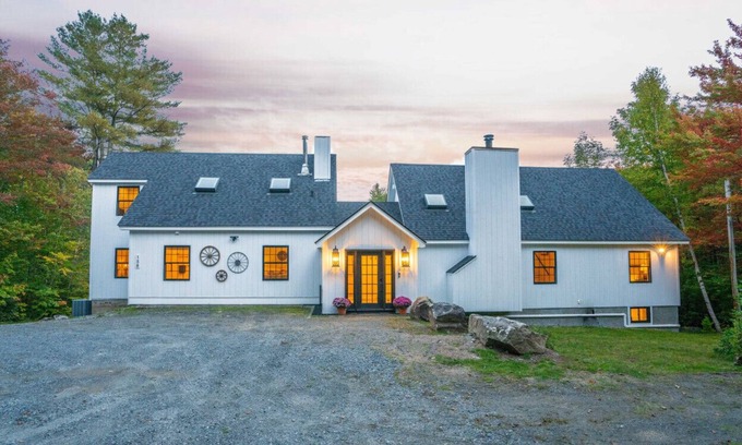 West Dover House | Valley View Villa - Modern Farmhouse W/Hot Tub