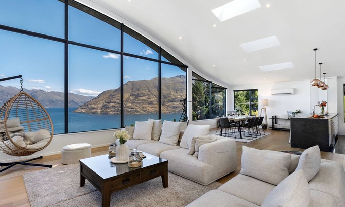 Fernhill House | Vanda Heights - Spa Pool - Spectacular Lake & Mountain Views
