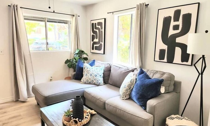 Monrovia House | Vanellie Luxe Home -Relaxing space-3beds 2 baths