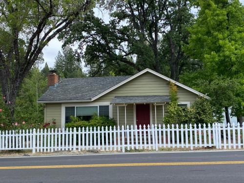 Groveland House | Vans Yosemite Garden Cottage
