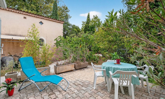 La Garde Apartment | Var Hyères Studio by the Sea with Shared Garden, Balcony and Air Conditioning
