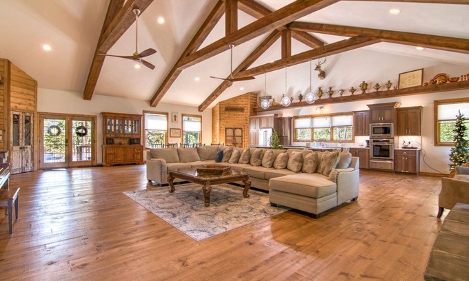 Blue Eye House | Vaulted Ceilings, Gourmet Kitchen Appliances, Hot Tub, Car Charger, Private, Comm Pool