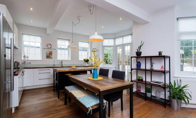 Hillside House | Veeve - Wimbledon Wildflower