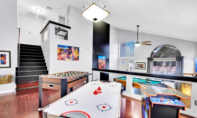 Las Vegas House | Vegas Themed-Jetted Spa-Pool Table-Near Strip