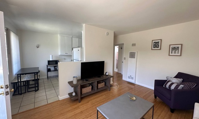 Mar Vista Apartment | Venice Apartment with Parking B