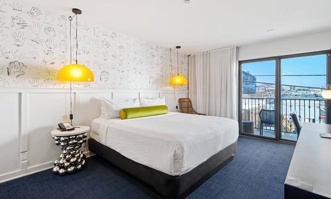 Venice Hotel | Venice Beach Charm in Balcony Room | Rooftop | Free Breakfast