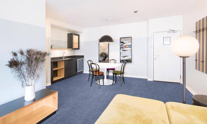 Venice Hotel | Venice Beach Style | 3 Suites w/Balcony | Kitchen | Rooftop | Free Breakfast