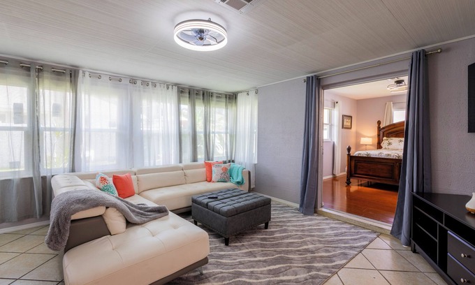 South Venice House | "Venice Oasis: Beach-Ready Retreat!"