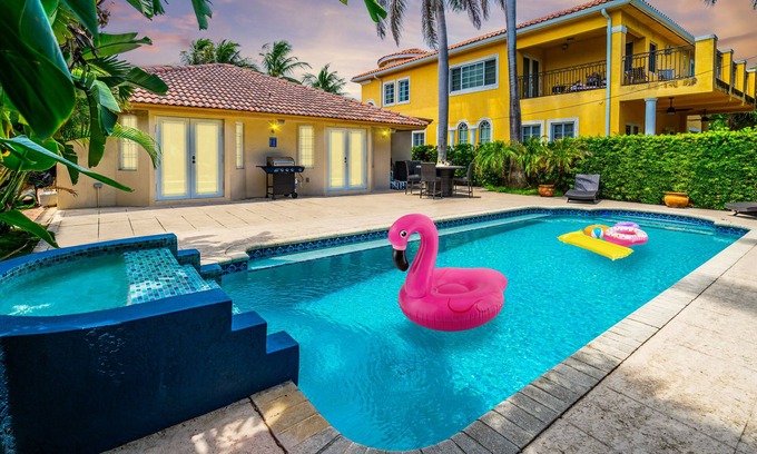 Birch Park Finger Streets House | Ventur Vintage - Beach House - Luxury Heated Pool