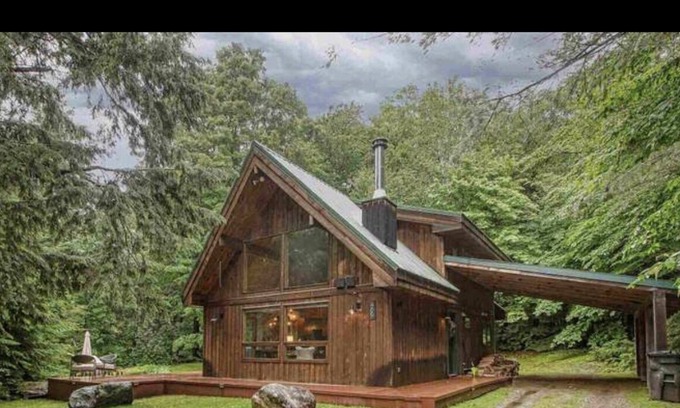 Wardsboro Cabin | Vermont Cabin - A/C, Fire Pit, Ski Trails, Hiking, Swimming & Fishing