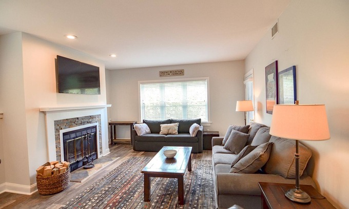 Ludlow Condo | Vermont Trailside Getaway